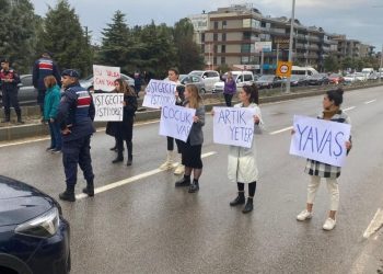 Tehlikeli okul yolunda korkulan oldu, İzmir’de veliler yolu trafiğe kapattı
