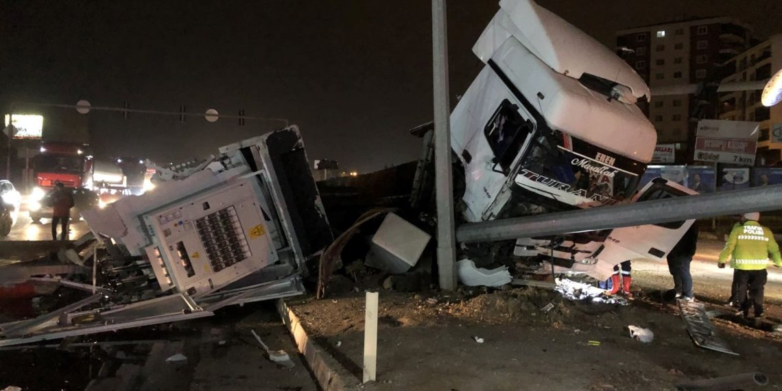 TIR, trafik lambası direğine çarptı: 2 yaralı
