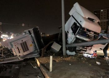 TIR, trafik lambası direğine çarptı: 2 yaralı