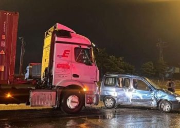 TIR ve hafif ticari araç çarpıştı: 1 yaralı