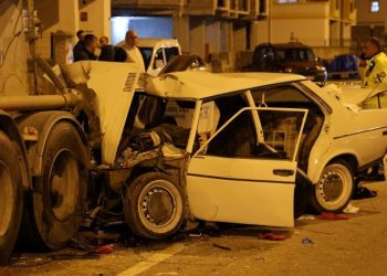 TIR’a arttan çarpan araba kağıt üzere parçalandı: 1 meyyit, 4 yaralı