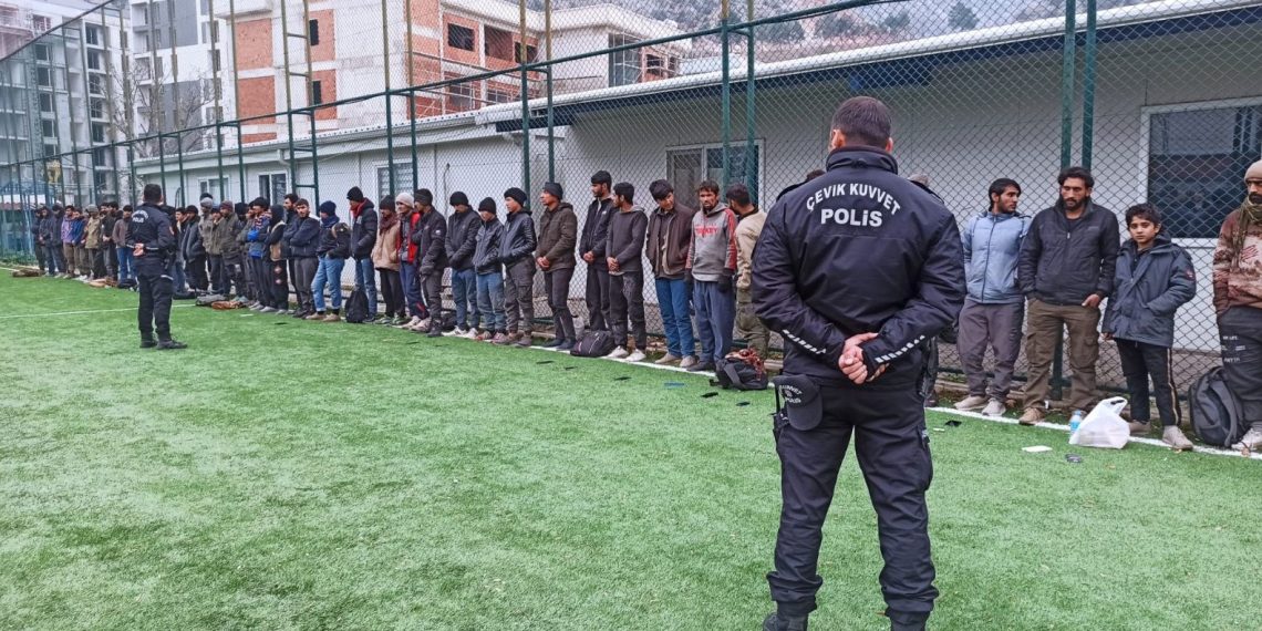 TIR’ın dorsesinden 61 kaçak göçmen çıktı