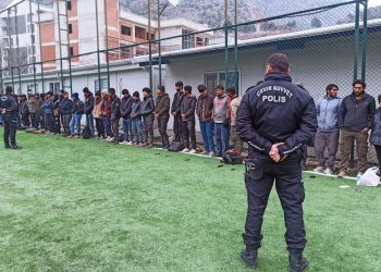 TIR’ın dorsesinden 61 kaçak göçmen çıktı
