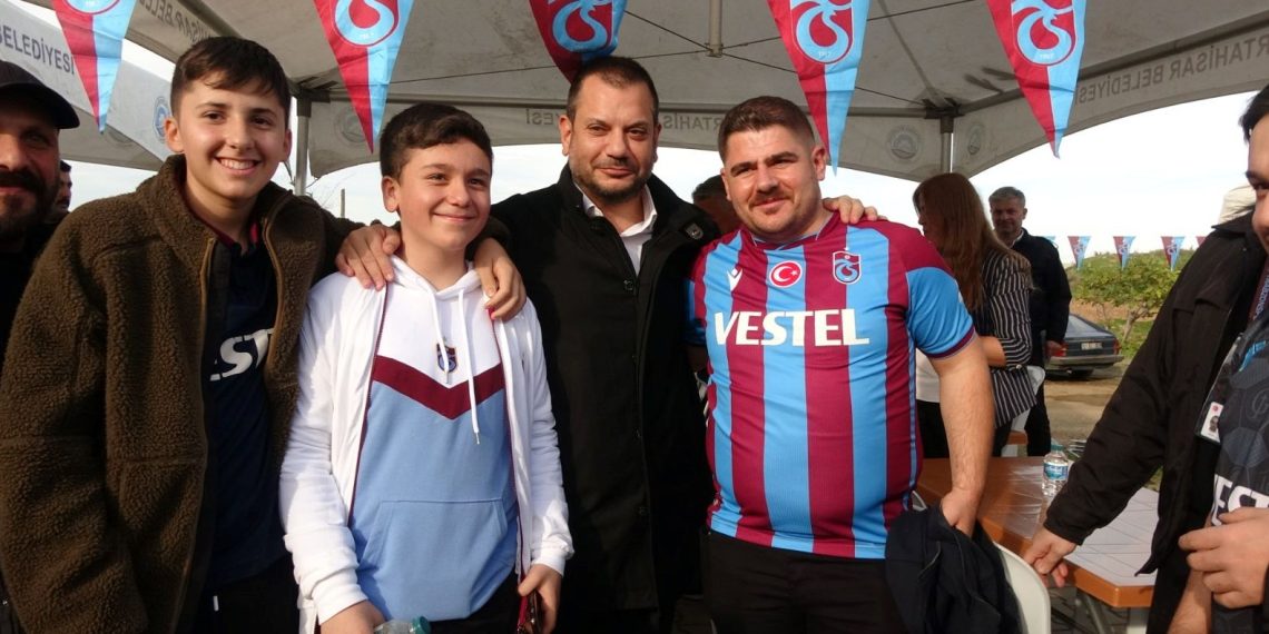 Trabzonspor Lideri Ertuğrul Doğan, taraftarlara hamsi ikram etti