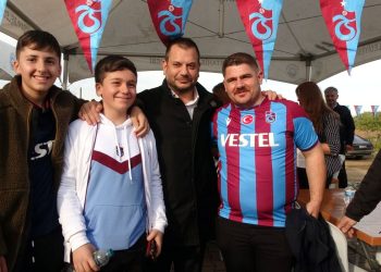 Trabzonspor Lideri Ertuğrul Doğan, taraftarlara hamsi ikram etti