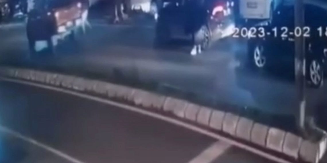 Trafikte tartıştığı şoförlere geri geri gelerek çarptı