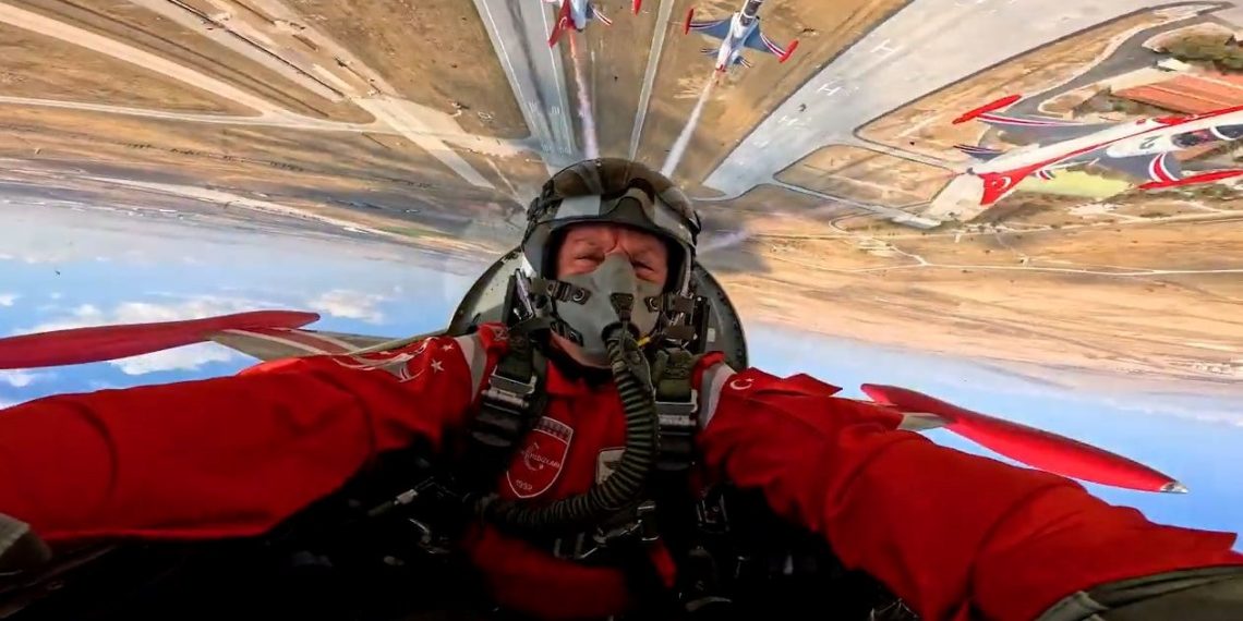 Türk Yıldızları kumandanla uçtu