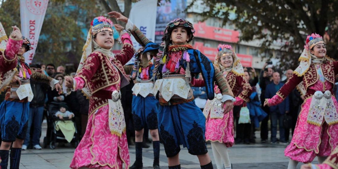Türkiye’nin renkleri Denizli’de buluştu