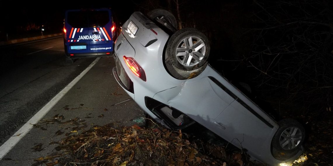 Uşak’ta şarampole devrilen arabadaki 4 kişi yaralandı