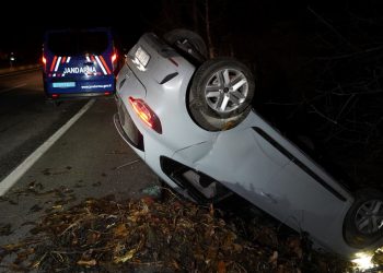 Uşak’ta şarampole devrilen arabadaki 4 kişi yaralandı