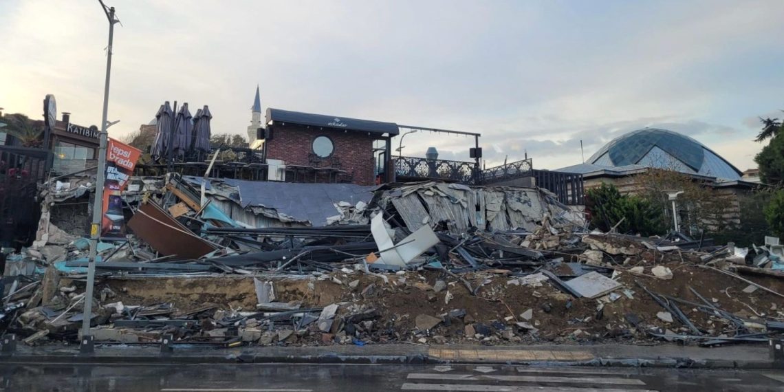 Üsküdar kıyısındaki kaçak kafe yıkıldı