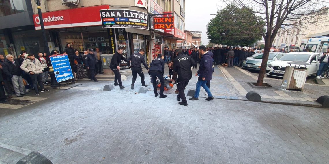 Üzerine akaryakıt döküp kendini ateşe veren seyyar satıcı yaralandı