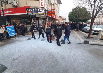 Üzerine akaryakıt döküp kendini ateşe veren seyyar satıcı yaralandı