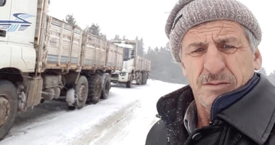 Üzerine tomruk devrilen kamyon şoförü öldü