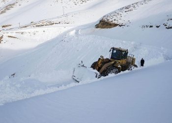 Van-Bahçesaray yoluna çığ düştü