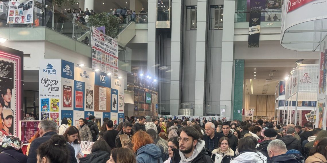 Yağışa karşın 19. Ankara Kitap Fuarı’nda ziyaretçi yoğunluğu yaşandı