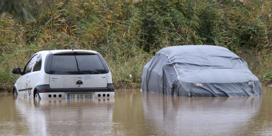 Yalova’da dere taştı: Mahsur kalan 12 kişi kurtarıldı