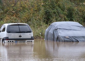 Yalova’da dere taştı: Mahsur kalan 12 kişi kurtarıldı