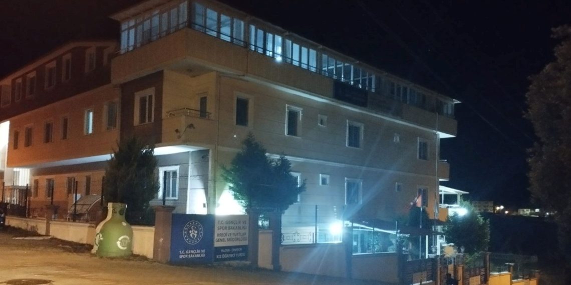 Yalova’da KYK yurdunda 15 öğrenci zehirlenme kuşkusuyla hastaneye kaldırıldı
