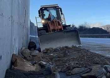 Yamaçtan kopan kayalar köy yolunu kapattı