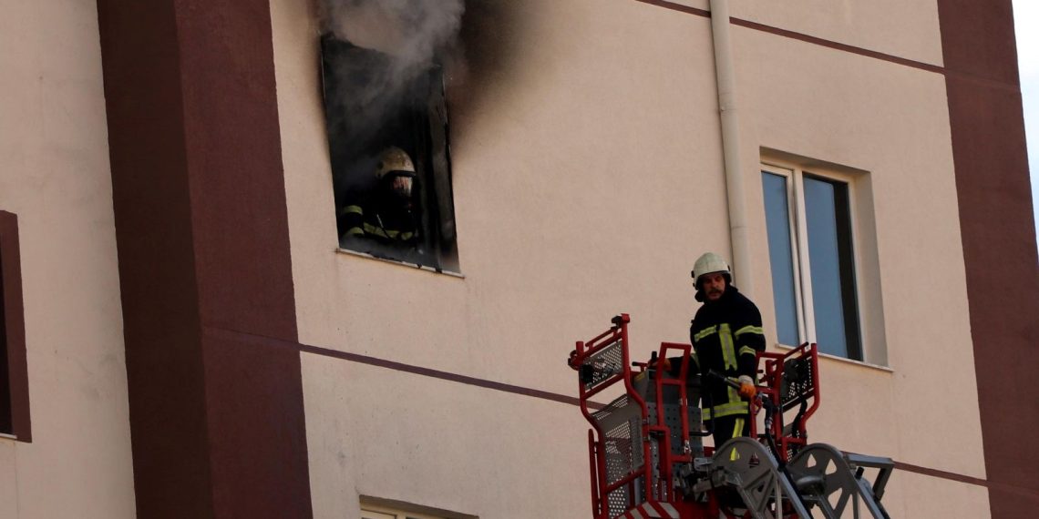 Yangında işitme engelli anne ve baba ile 2 çocuğu dumandan etkilendi