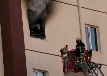 Yangında işitme engelli anne ve baba ile 2 çocuğu dumandan etkilendi