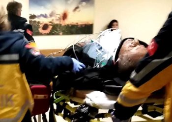 Yolun karşısına geçmek isterken arabanın çarpmasıyla ağır yaralandı