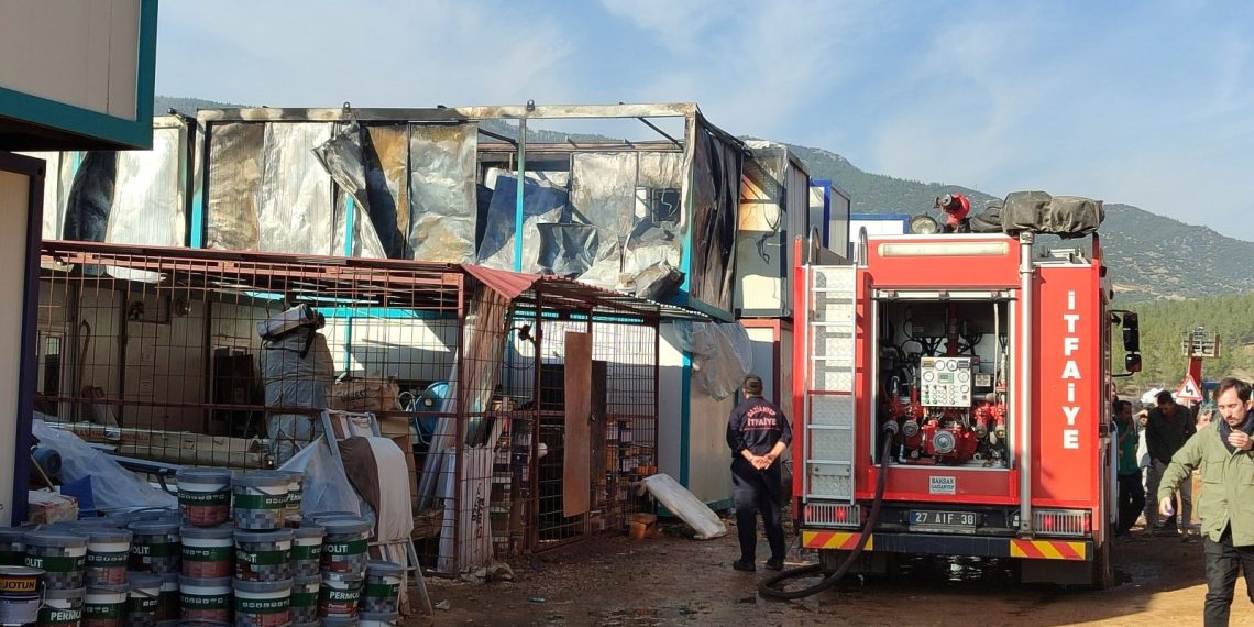 Zelzele konutları inşaatında çalışan çalışanların konteynerlerinde yangın