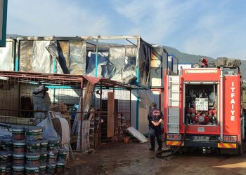 Zelzele konutları inşaatında çalışan çalışanların konteynerlerinde yangın