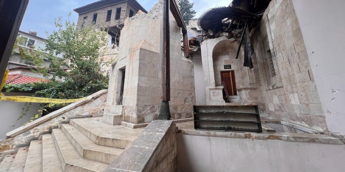 Zelzelede hasar gören 5 asırlık cami ibadete açılmayı bekliyor