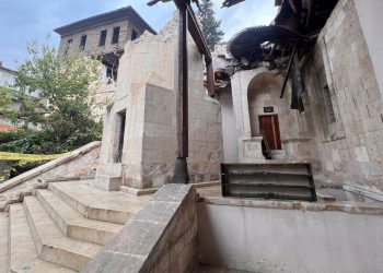 Zelzelede hasar gören 5 asırlık cami ibadete açılmayı bekliyor