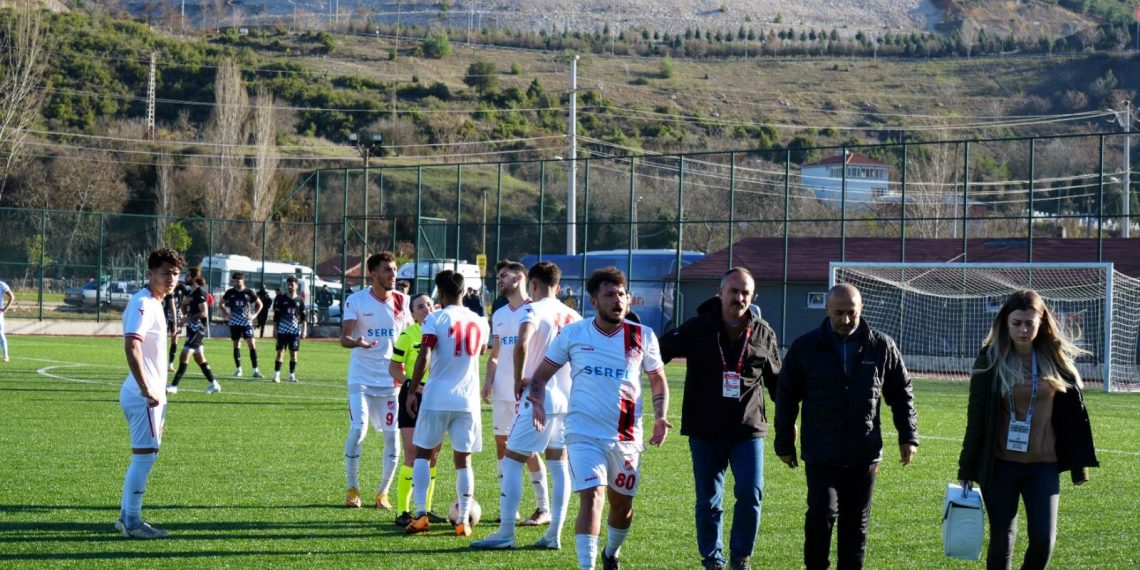 6 gol ve 1 kırmızı kartın çıktığı maçın sonunda ortalık karıştı