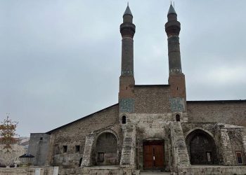 752 yıllık İkili Minareli Medrese’ye sprey boyayla ziyan verdiler