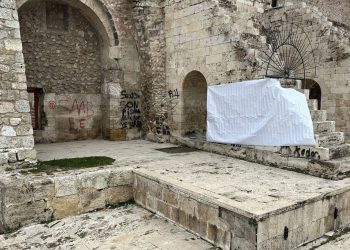 752 yıllık medresedeki sprey boyalı yazılara branda ile kapama