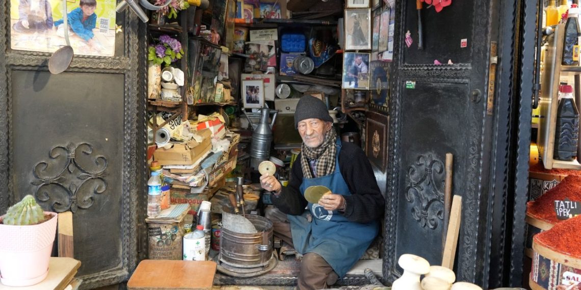 85 yaşındaki usta, 65 yıldır işini aşkla yapıyor