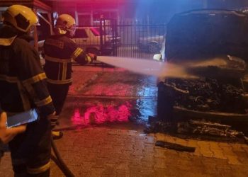 Adana’da galeri önünde duran araba kundaklandı