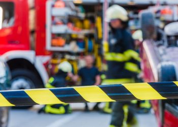 Adana’da refüje çarpan arabada sıkışan şoför kurtarıldı