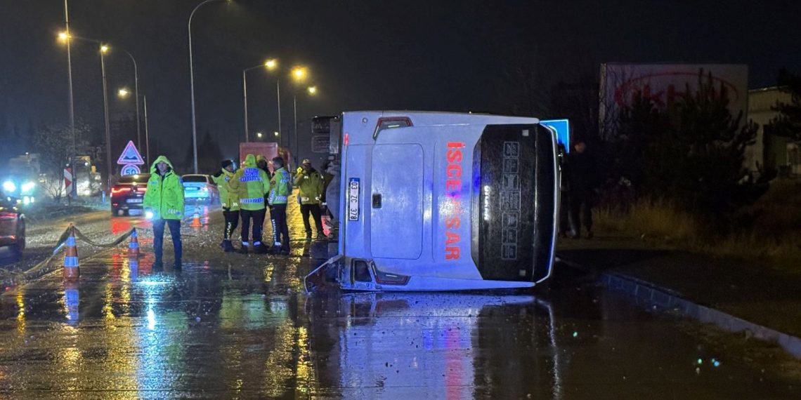 Afyonkarahisar’da midibüs devrildi: 14 kişi yaralandı