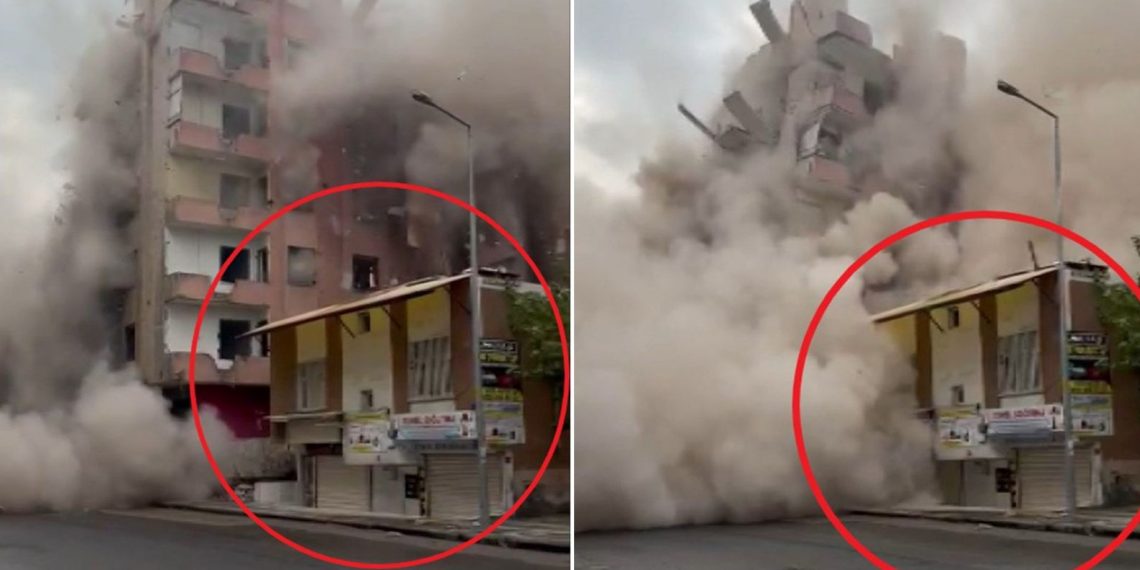 Ağır hasarlı bina yıkım sırasında yanındaki konutun üzerine devrildi