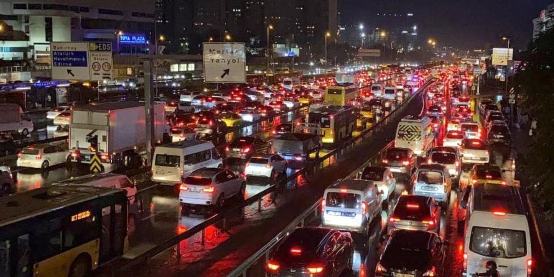 Akademisyenler hesapladı: Trafik İstanbulluların ömrünün 3,5 yılını çalıyor