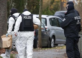 Almanya‘da polis elinde bıçak olan bir kişiyi öldürdü