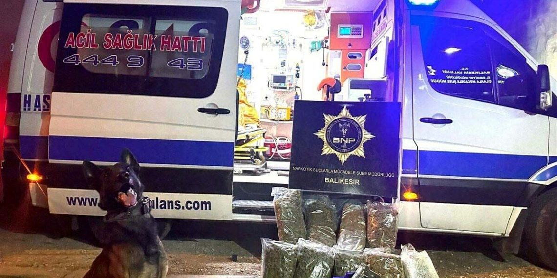Ambulanstaki 9 kilogram uyuşturucuya 3 tutuklama