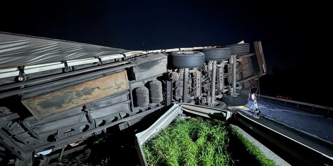 Anadolu Otoyolu’nda lastiği patlayan tır şarampole devrildi