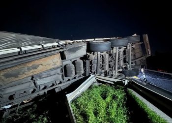 Anadolu Otoyolu’nda lastiği patlayan tır şarampole devrildi