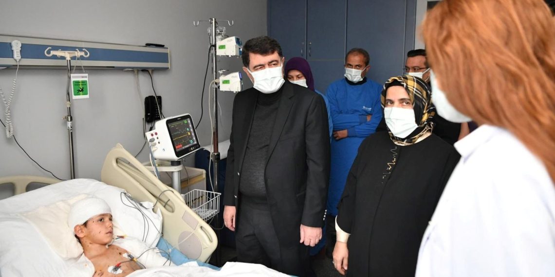 Ankara Valisi Şahin, sahipsiz köpeklerin saldırdığı Tunahan Yılmaz’ı ziyaret etti