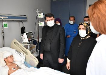 Ankara Valisi Şahin, sahipsiz köpeklerin saldırdığı Tunahan Yılmaz’ı ziyaret etti