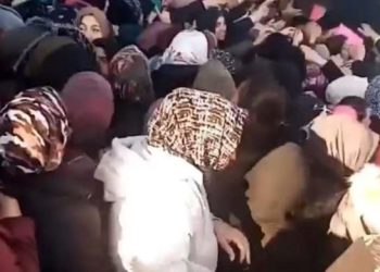 Ankara’da ücretsiz bardak izdihamı: Birbirlerini ezdiler