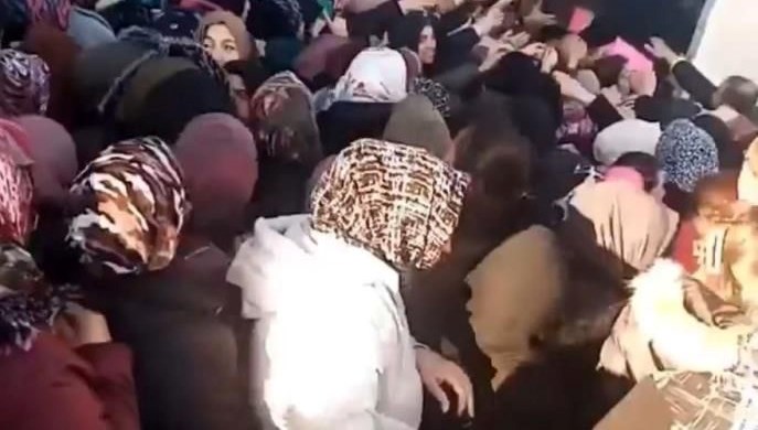 Ankara’da ücretsiz bardak izdihamı: Birbirlerini ezdiler