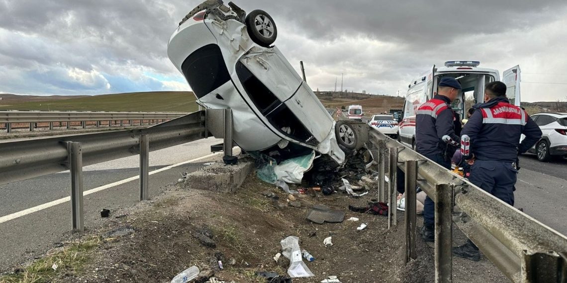 Araba bariyerlerde asılı kaldı: 5 yaralı