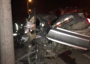 Araba beton aydınlatma direğine çarptı: Şoför ağır yaralı